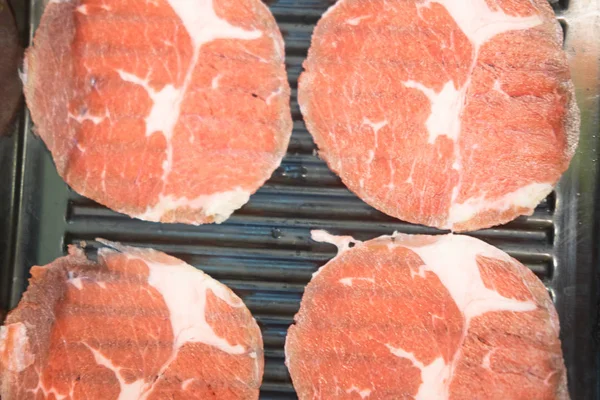 Dünne Scheiben Rindfleisch Auf Schwarzem Tablett Für Shabu Hot Pot — Stockfoto
