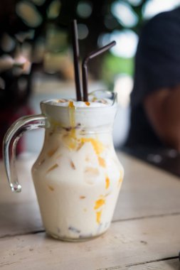 Karamel taze süt yaz içeceği buzlu