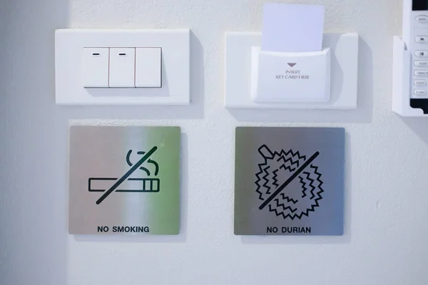 关闭电源开关钥匙卡和两个标志 禁止吸烟和无榴莲 — 图库照片