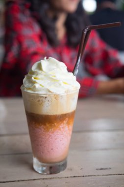 Buz üstünde tepe kahve karışımı çilek şurubu ve kırbaç krem karışımı