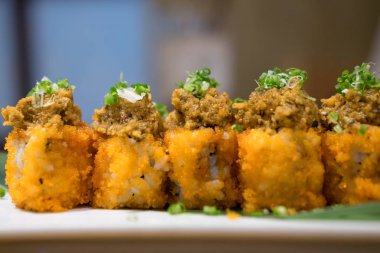 Geleneksel Japon Suşi rulo karides yumurta ile (yakın)