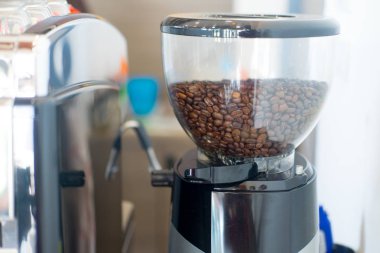 Kafede kahve makinesi kahve çekirdekleri.