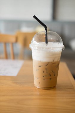 Kafede masada kahve plastik cam buz