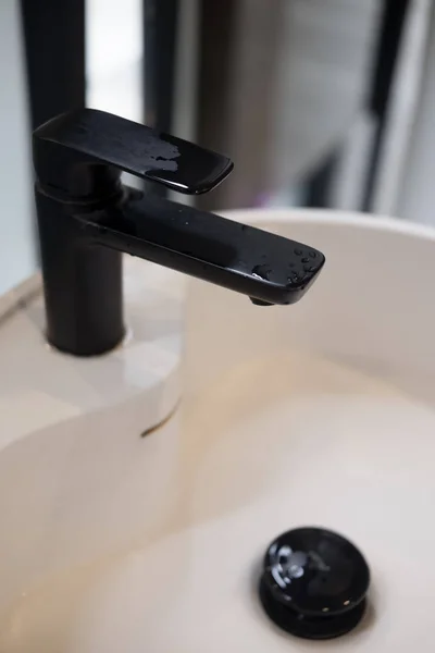 Fechar Água Caindo Torneira Preta Moderna Para Lavatório Branco Clássico — Fotografia de Stock