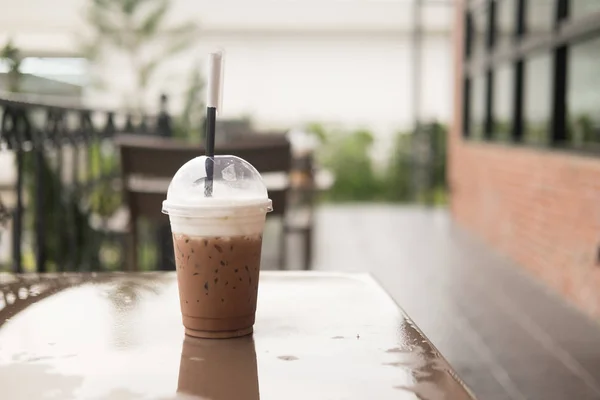Bahçedeki Ahşap Bir Masa Üzerinde Buzlu Kahve — Stok fotoğraf