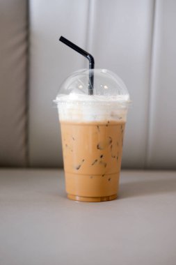 Buzlu kapuçino kahve kanepeye koy