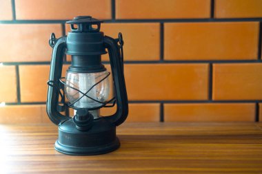 Klasik parafin kandil ahşap masanın üstüne koy