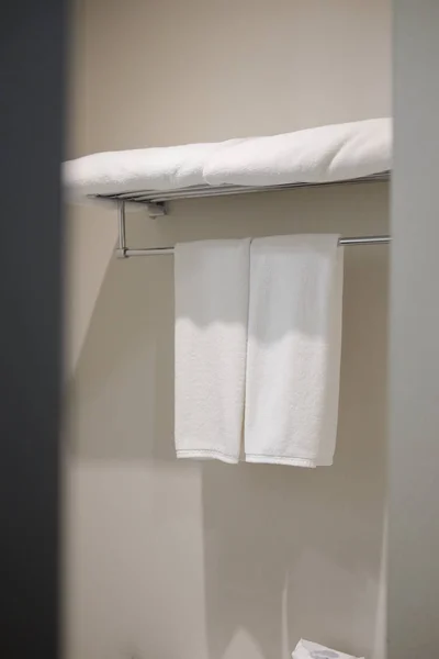 Białe Ręczniki Stelaż Montowane Ścianie Łazience — Zdjęcie stockowe