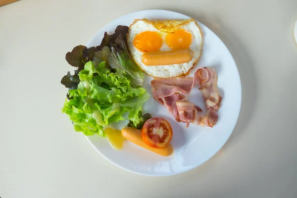 Délicieux Petit Déjeuner Avec Œufs Frits Hot Dog Bacon — Photo