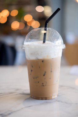 Kapuçino buzlu kahve tablo arka plan bulanık bir cam