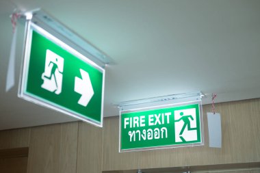Tayland tavanda asılı acil çıkış işareti