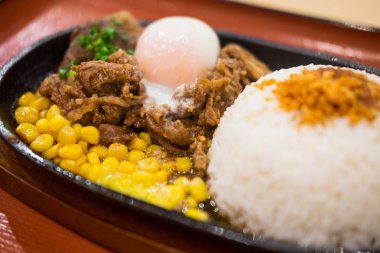 Domuz eti teppanyaki yumurta ve Mısır sıcak plaka ile. Japon yemekleri