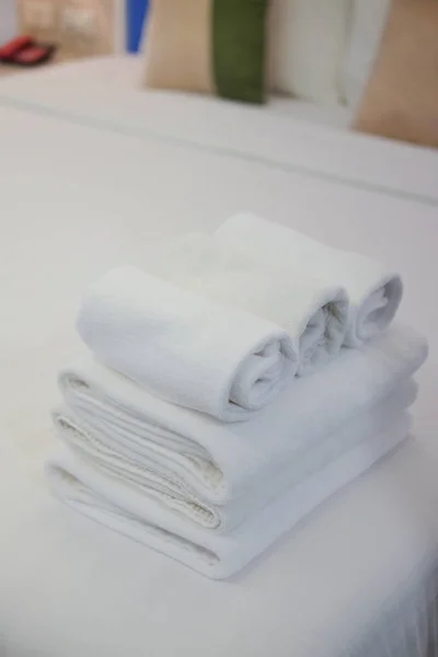 Zavřít Roll Bílý Ručník Tabulce Posteli Hotelovém Pokoji — Stock fotografie