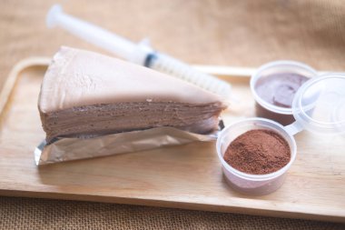 Ahşap tepsi üzerinde ev yapımı çikolatalı kek