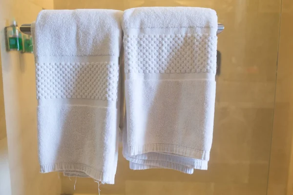 Czyste Białe Ręczniki Wieszaku Łazience — Zdjęcie stockowe