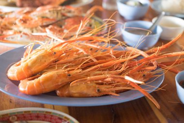 Karides deniz ürünleri tablo tablo üzerinde pek çok deniz ürünleri ile