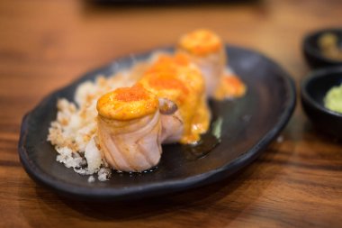 Siyah çanak somon suşi roll