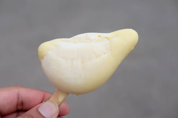 Sebuah Tangan Laki Laki Memegang Durian Krim Tongkat Kayu Krim — Stok Foto