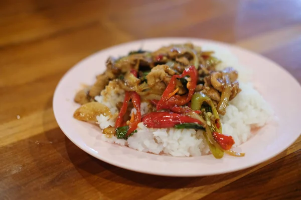 Daging Babi Goreng Dengan Pasta Cabai Dengan Nasi Menu Thailand — Stok Foto
