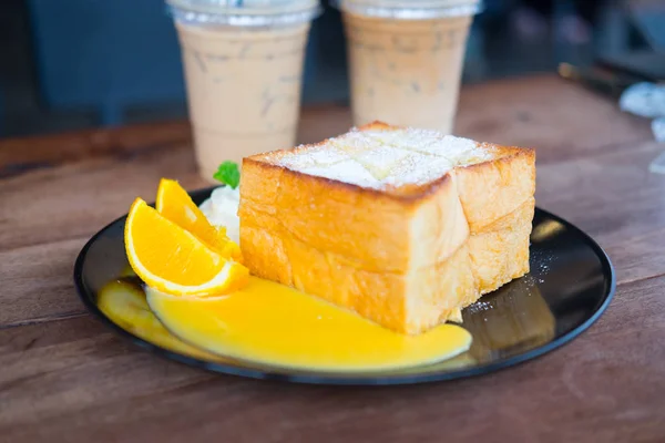 蜂蜜トースト オレンジ スライスとコーヒー ショップでオレンジのソースを添えてください — ストック写真