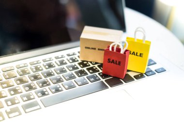 E-ticaret ve teslimat hizmeti kavramı: kağıt karton ve kağıt üzerinde klavye yakalarsak, müşteriler sipariş şeyler internet üzerinden perakendeci sitelerden gösteriyor.