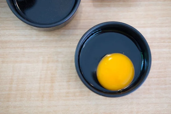 新鲜鸡蛋在碗放在木桌上 — 图库照片