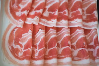 Çiğ domuz eti güveç için dilimlenmiş. Restoranda menü oluşturmak için kullanabilirsiniz.