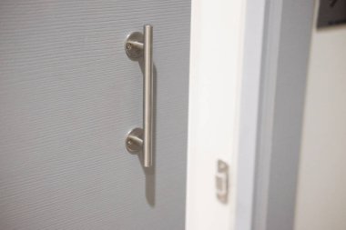 Yarı açık kapı bir yatak odası. Otel yatak odası girişi.