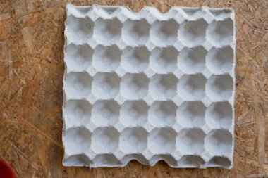 Kağıt kutusu ahşap arka plan üzerinde yumurta tepsi için