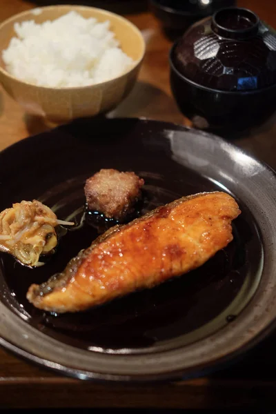 黑菜烤鲑鱼柳配米饭 — 图库照片