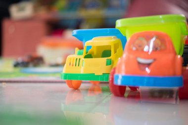 Küçük çocuklar için plastik oyuncaklar