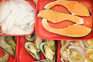 Çiğ kırmızı tepsi pişirmeye hazır birçok taze deniz ürünleri