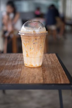 Buzlu plastik cam karamel kahve (yakın)