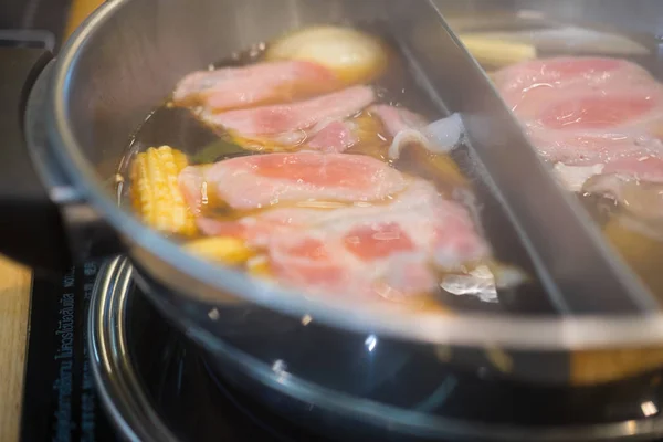 Closeup Carne Porco Fatiada Panela Quente Restaurante Shabu Corea Tradicional — Fotografia de Stock
