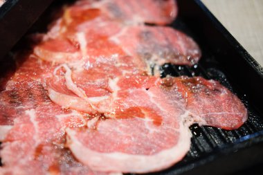 Korece tarzı yemek pişirmek için hazırlanan taze ve çiğ domuz eti, ızgara