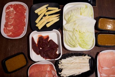 Shabu küme hizmet sığır eti, domuz eti, mantar ve sebze ile