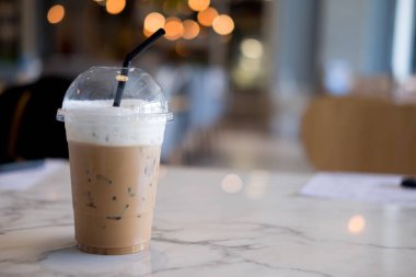 Kapuçino buzlu kahve tablo arka plan bulanık bir cam