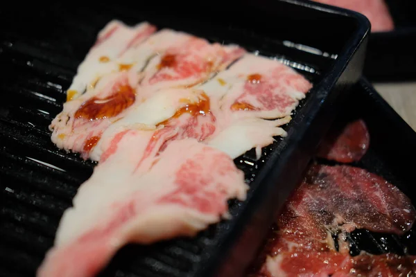 新鲜和生猪肉烹制 韩式烧烤 — 图库照片