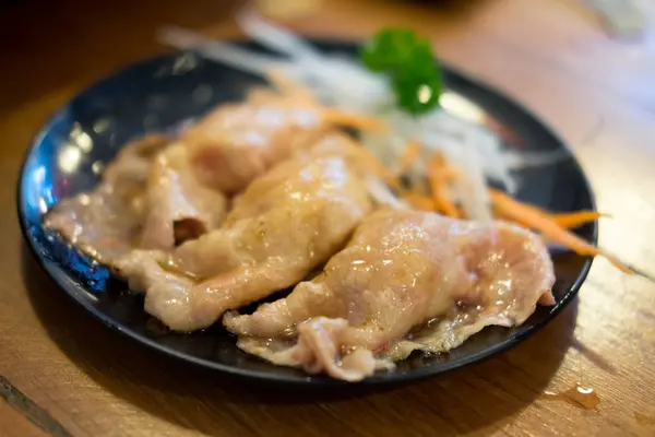 Грилі Свинини Скибочку Увінчаний Японський Соус Чорний Блюдо — стокове фото