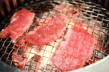 Yukarıda Yangın kömür ızgara dilimlenmiş et ızgara