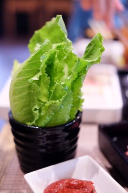 Taze marul ve sos ızgara Kore et kaydırma