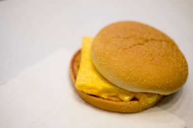 Ev yapımı kahvaltı yumurta peynir muffin beyaz arka plan üzerinde