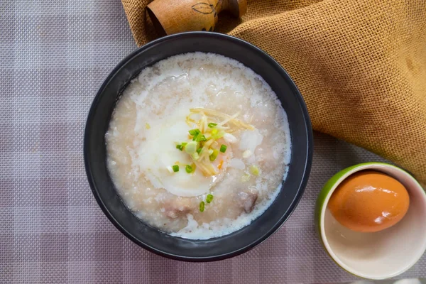 Gachas Arroz Congee Con Huevo Cerdo Rodajas Jengibre Verduras Delicioso —  Fotos de Stock