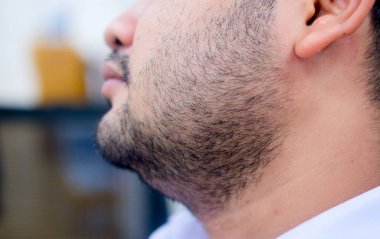 Sakal ve bıyık genç bir adamla Close-up. Yakışıklı şık sakallı adam