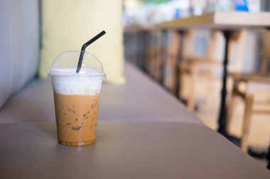 Buzlu kapuçino kahve kanepeye koy