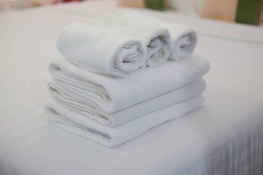 Yakın kadar beyaz havlu otel odasında yatak masada rulo