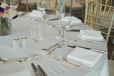 Zarif tatil yemek masası ile şarap gözlük yaktı