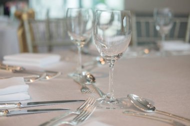 Yemek masası bir restoranda servis. Restoran iç. Rahat restoran tablo ayarı