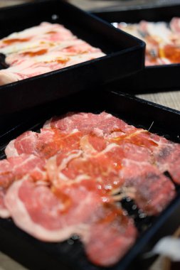 Taze ve çiğ et ve domuz eti yemek için Korece tarzı ızgara hazır