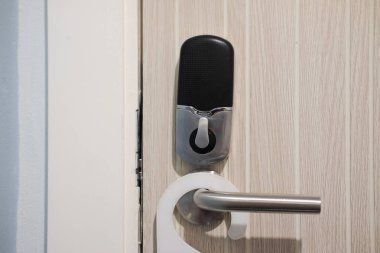 Otel ahşap kapı elektronik kartlı kilit. Güvenlik, Oda Servisi, gizlilik kavramı